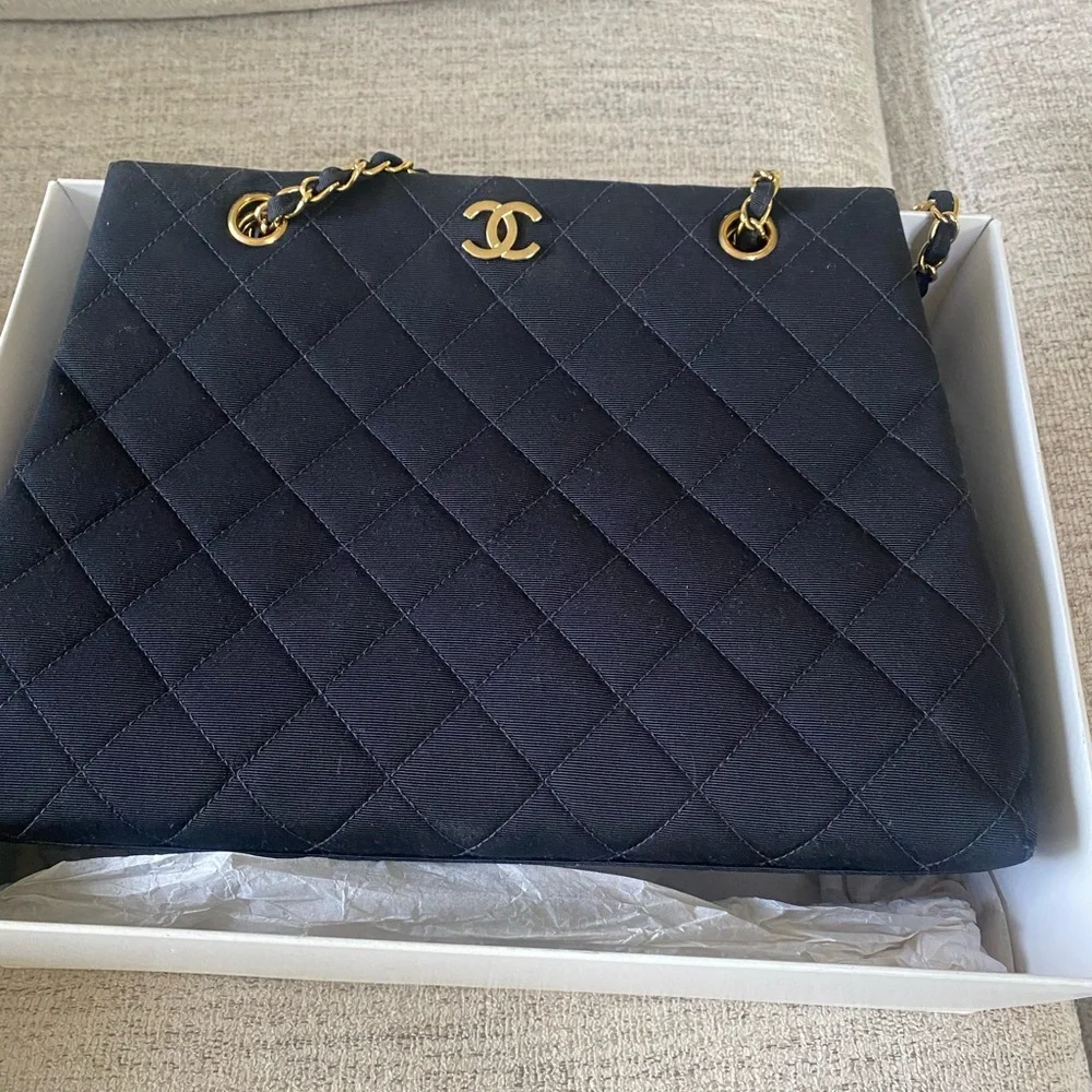 Chanel Black Quilted Women's Bag - Picture 3 of 9